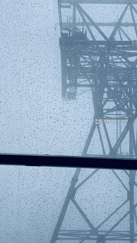 雾中缆车的钢塔