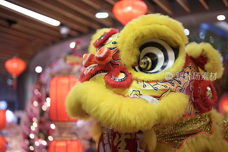 春节庆祝活动中跳舞的黄色中国狮子特写