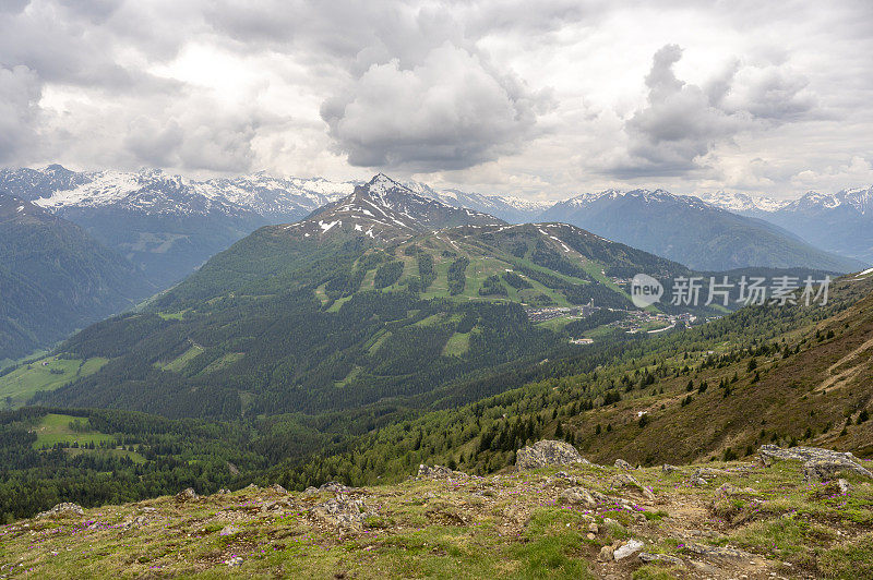 卡奇伯格山口滑雪胜地在阿尔卑斯山的春天