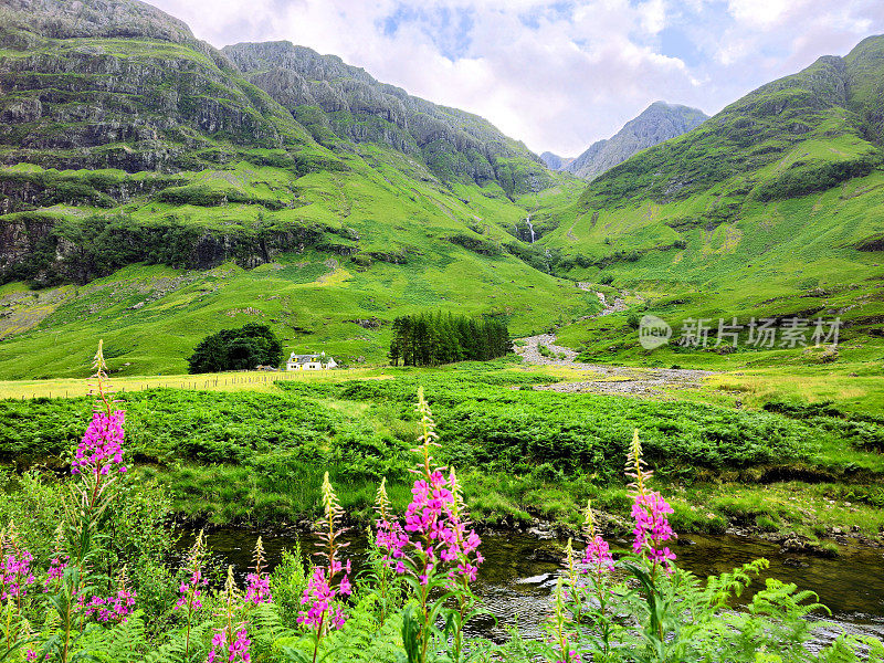 格伦科的苏格兰高地，有鲜花、瀑布和传统的房子