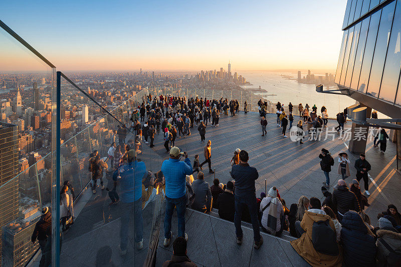 在Edge观景台上可以看到中城、曼哈顿下城和哈德逊河的日落景色。纽约市哈德逊广场30号超高层摩天大楼