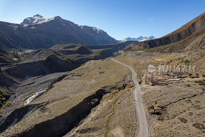 穿过卡洪德尔迈波山谷的道路通往智利圣地亚哥