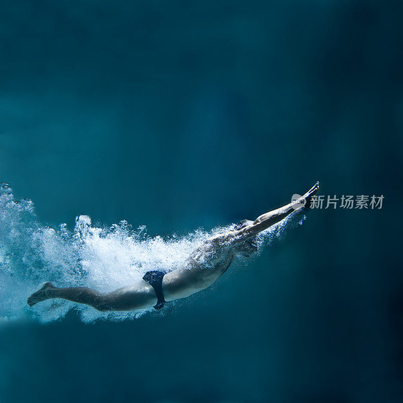专业游泳运动员在水下跳跃后