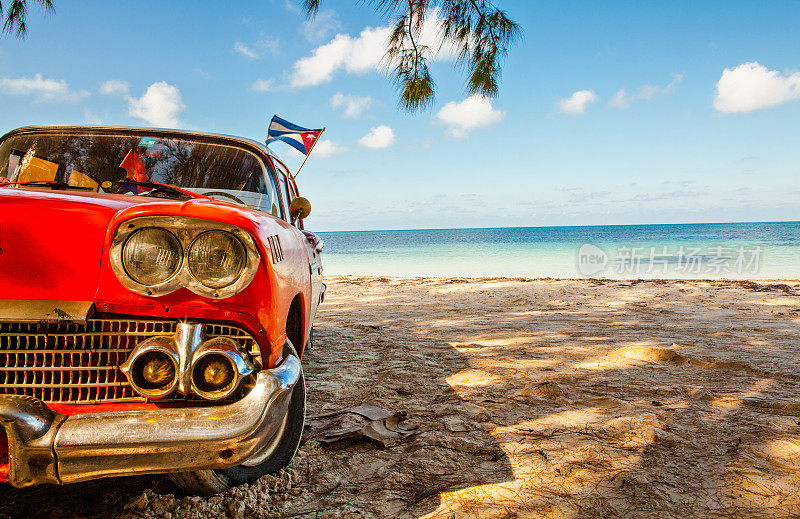 美国老爷车在卡约朱蒂亚斯海滩上