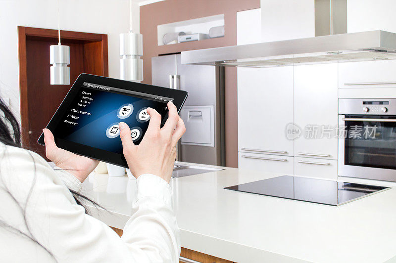 平板电脑控制智能厨房的概念。