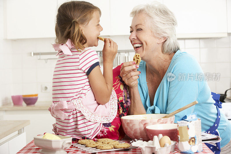 奶奶和孙女笑着烤饼干