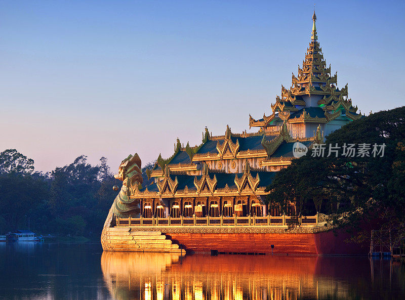 Kandawgyi湖在仰光，缅甸