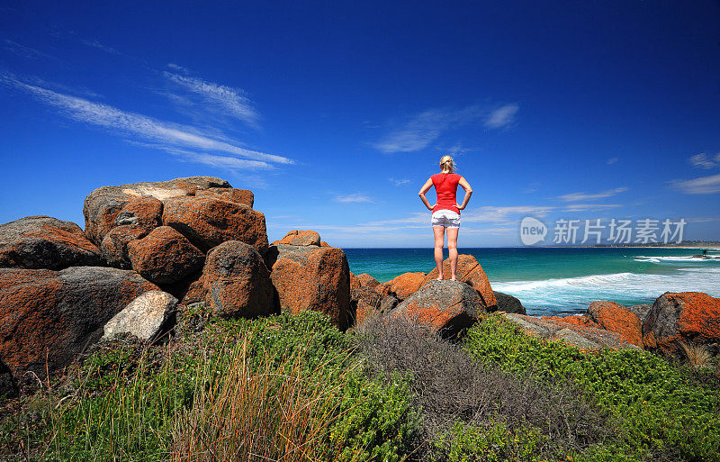 红色岩石和蓝宝石海洋，澳大利亚