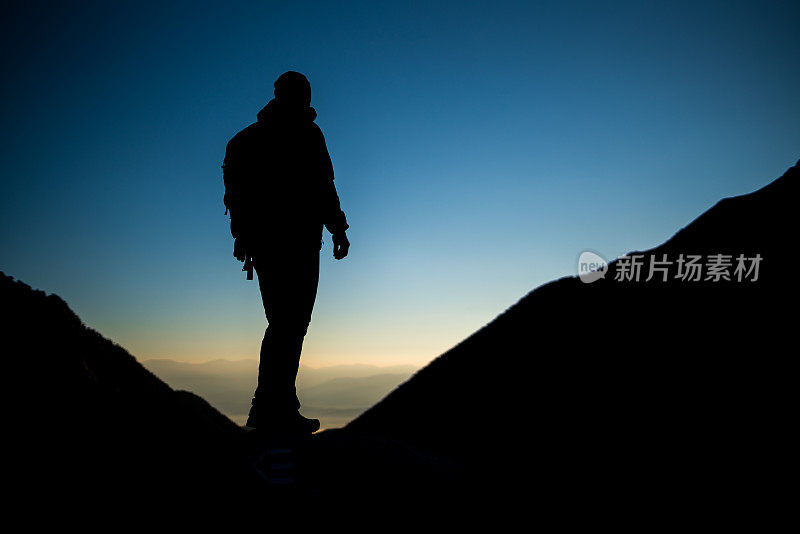 山顶上一个登山者的剪影