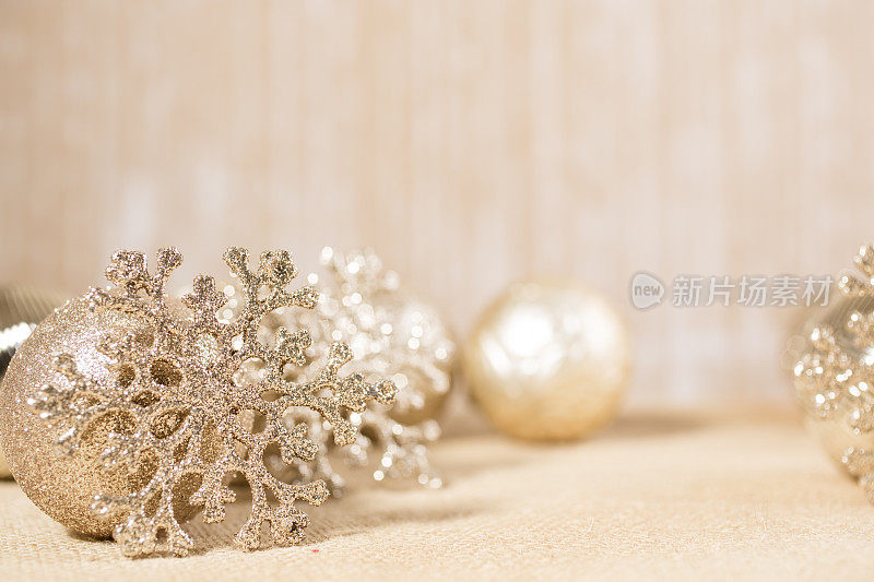 圣诞装饰品，金色和银色的雪花。