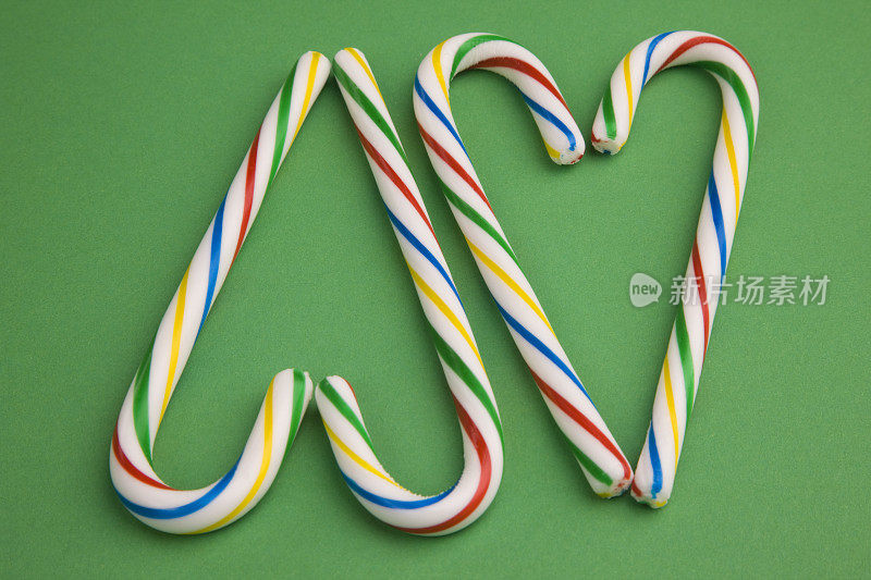 绿色背景上的糖果手杖，圣诞节，节日