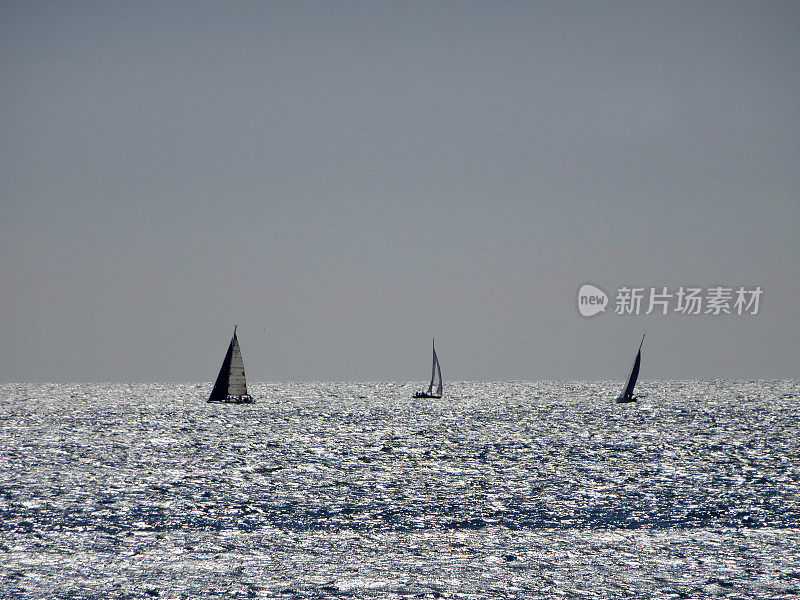 小游艇在远处波涛汹涌的海面上航行