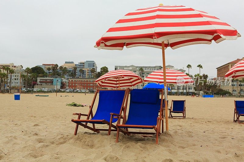 圣塔莫尼卡海滩的躺椅和雨伞