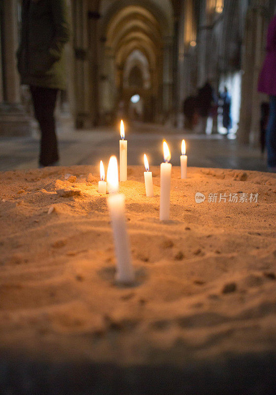 教堂里的纪念蜡烛