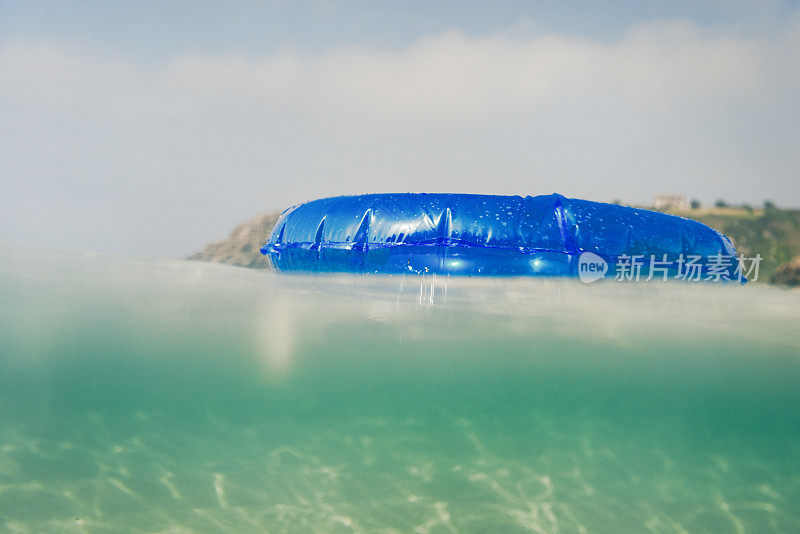 在晴朗的日子里，橡皮圈漂浮在海面上