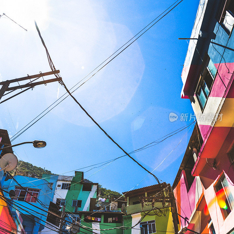 色彩鲜艳的贫民窟。圣玛尔塔，里约热内卢。