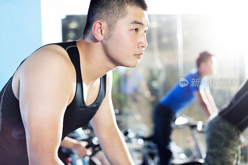 室内自行车在健身房骑行