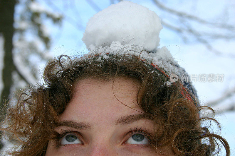 头顶雪球的少女