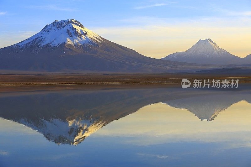 拉古纳勒加-戏剧性的勒加湖镜面反射在日出的黎明，白雪皑皑的拉斯卡和火山，田园般的阿塔卡马沙漠，火山景观全景-圣佩德罗阿塔卡马，智利，Bolívia和阿根廷边境