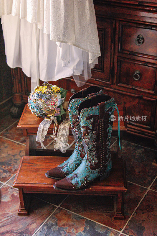 寒酸别致的婚礼与靴子和花束