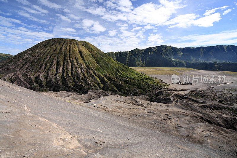 腾格尔火山口的巴托克山