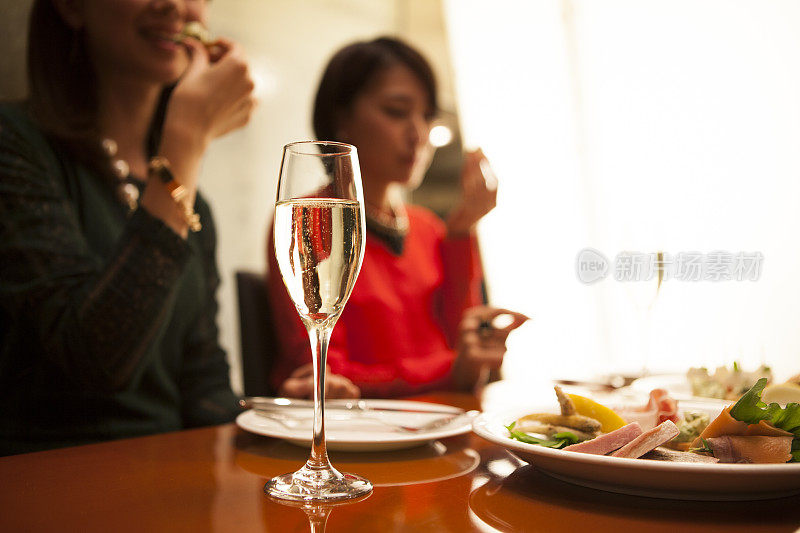 喝着香槟酒的女人