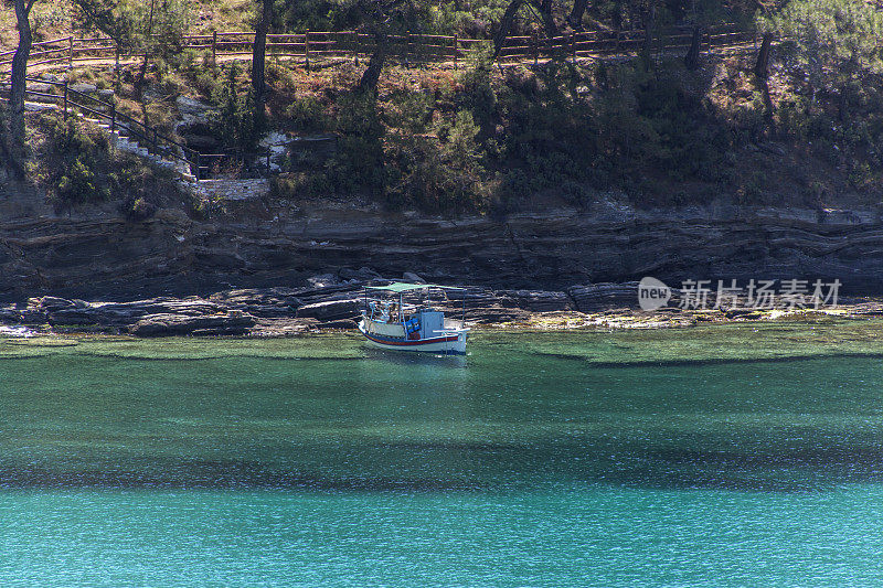 希腊卡瓦拉岛附近的爱琴海海岸