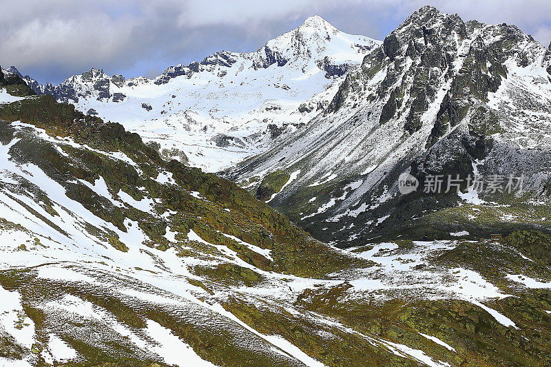 雄伟的Kaunertal南蒂罗尔雪山全景和田园诗般的Otztal泰罗尔山谷，奥地利