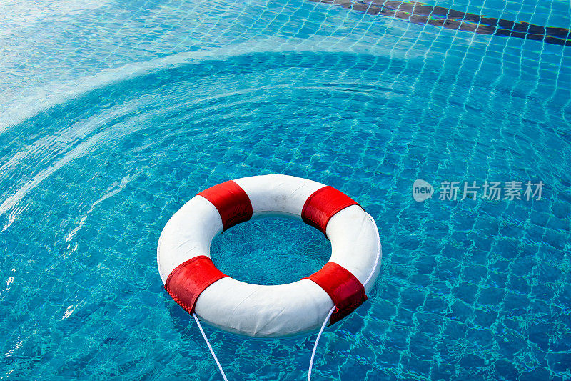 安全设备、救生圈或救生圈浮在游泳池上，用于救死扶伤。