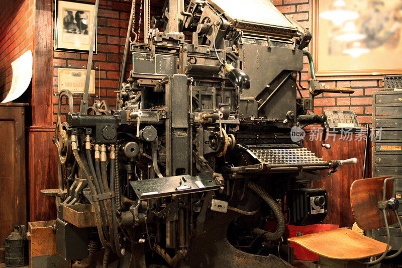 老式的连诺排字机彻底改变了报纸出版。