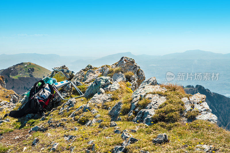 夏天阿尔卑斯山山顶的徒步旅行设备