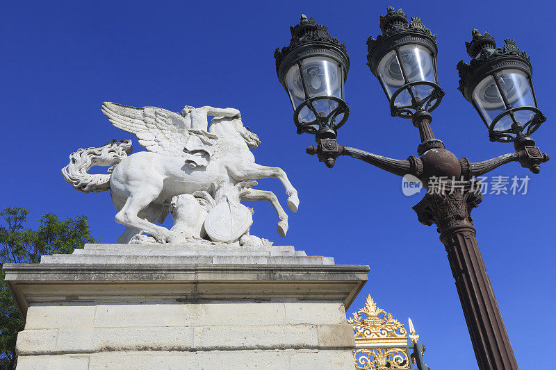 巴黎的墨丘利骑着帕伽索斯的马雕像