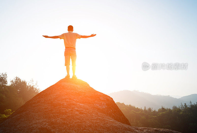 人的成功站在山峰的顶峰