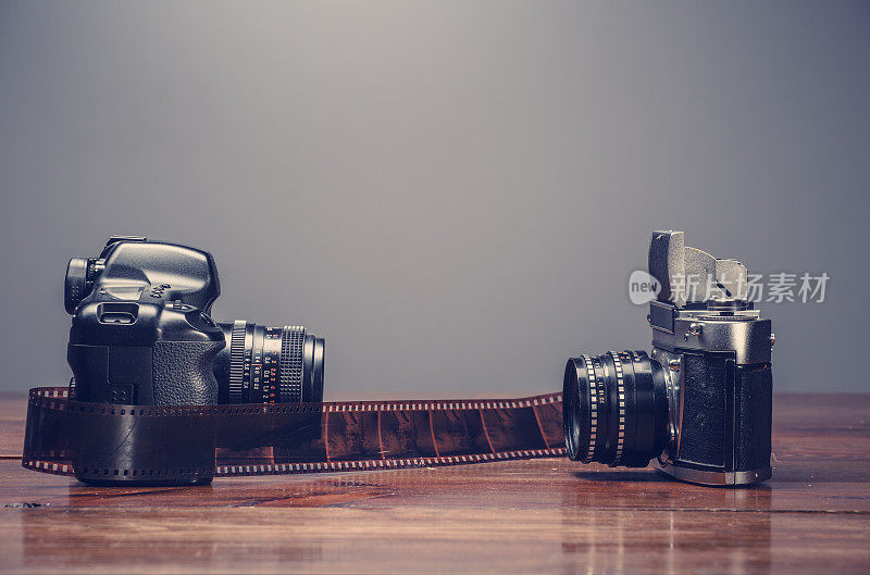 老式模拟相机vs带胶卷的数码相机。