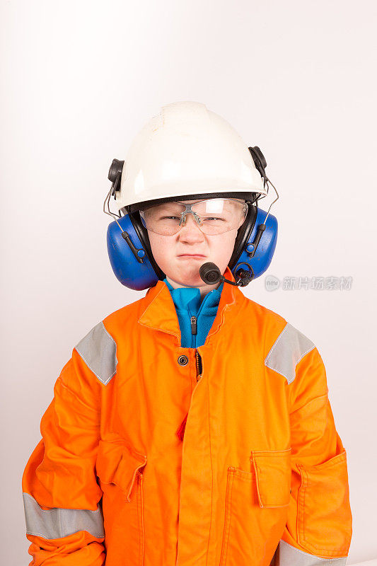 小男孩的肖像穿着石油钻塔防护服