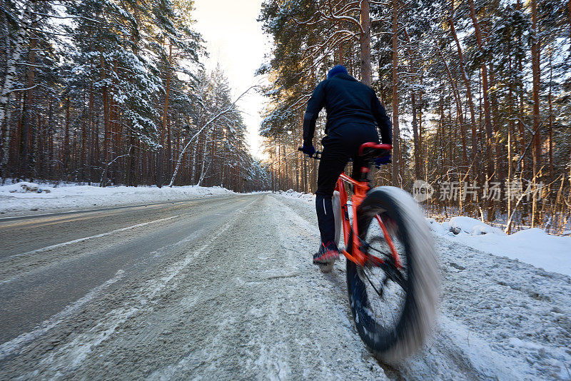 在冬天的路上骑自行车