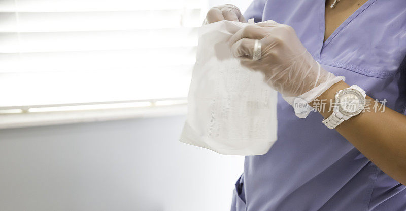 系列:家庭护理女护士戴着手套，手里拿着输液箱