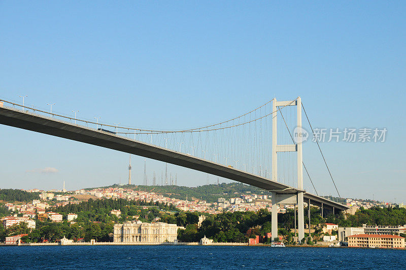 横跨博斯普鲁斯海峡的大桥