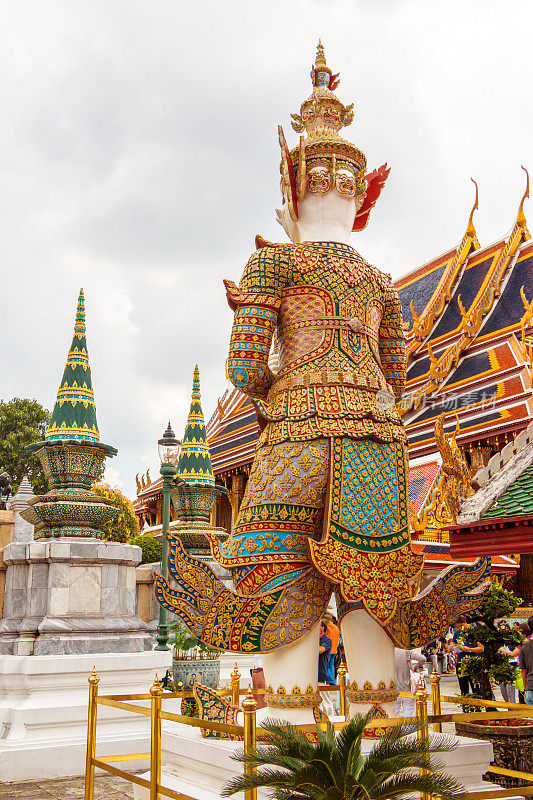 泰国佛教寺庙的巨大雕像