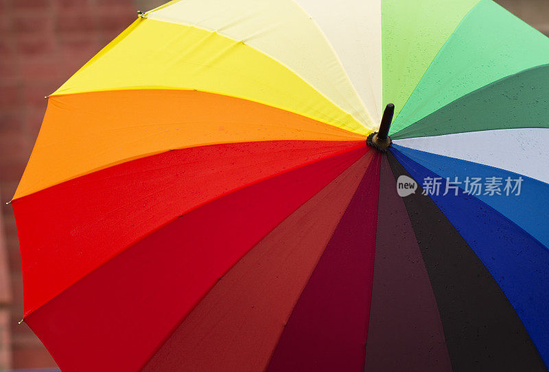 带雨点的彩虹伞