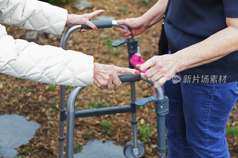 老年妇女使用矫形助行器寻求帮助