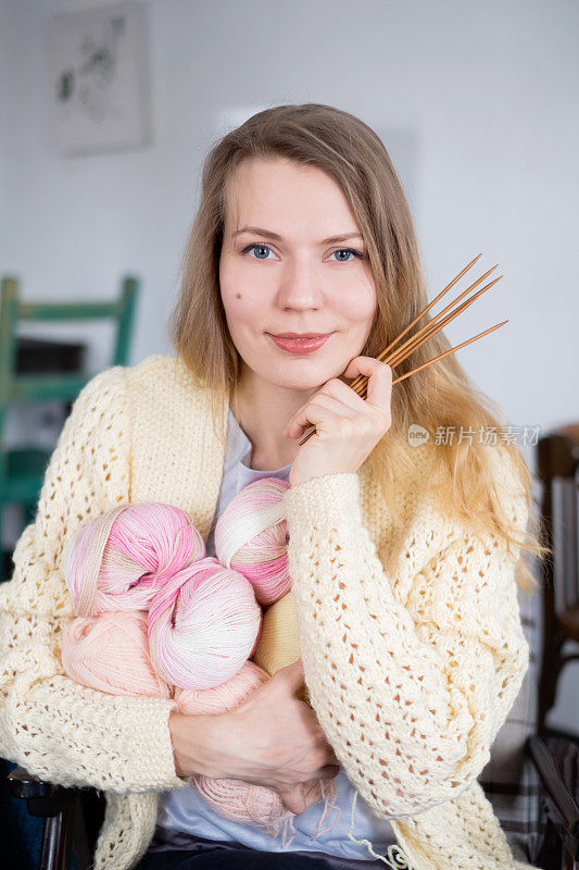 织毛线的女孩