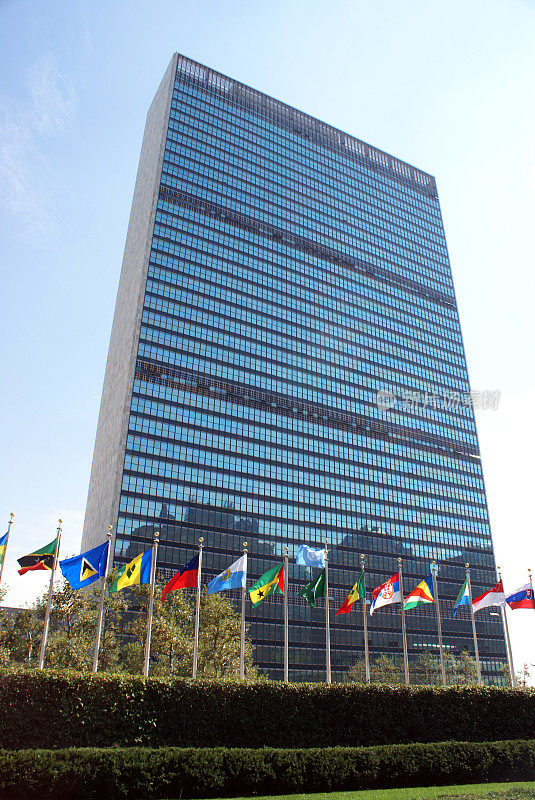 联合国大楼挂着各种各样的旗帜