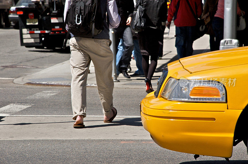城市生活，纽约市，行人交叉路口，黄色出租车