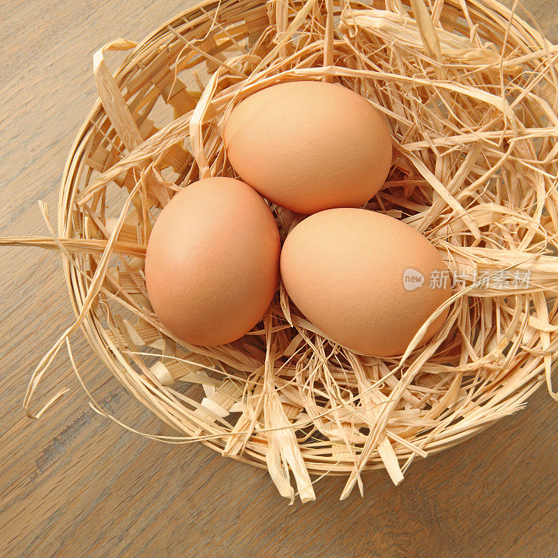 乡村餐桌上的篮子里的新鲜有机鸡蛋