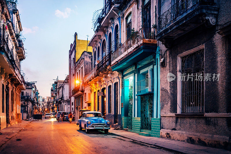 黄昏时分，古巴哈瓦那街头，一辆美国老爷车