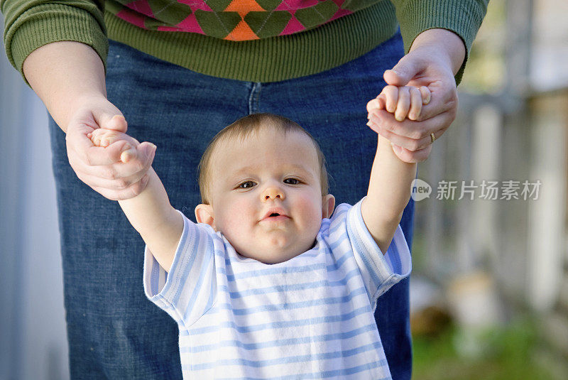 学走路的小男孩