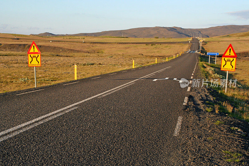 冰岛的道路变窄了