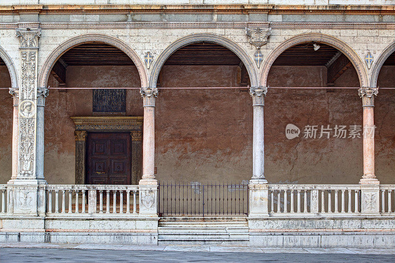 在领主广场有拱门的古老建筑。Verona-Italy。