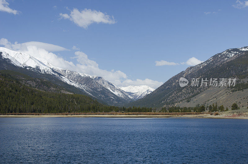 雪山和雪湖